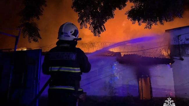 Ликвидация пожара в деревообрабатывающем цеху в Краснодаре