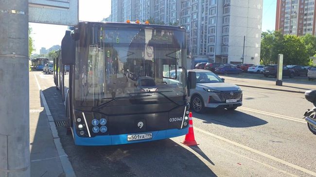 На месте столкновения легкового автомобиля и автобуса в Москве