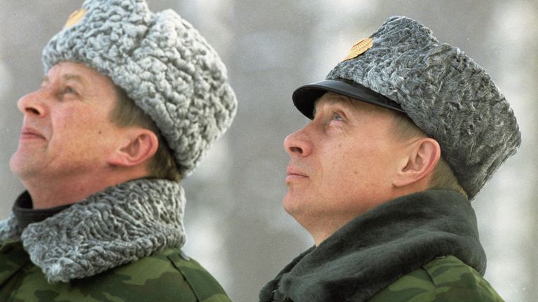 Президент РФ Владимир Путин и министр обороны РФ Сергей Иванов наблюдают за запуском ракеты-носителя Молния Президент РФ Владимир Путин и министр обороны РФ Сергей Иванов наблюдают за запуском ракеты-носителя Молния
