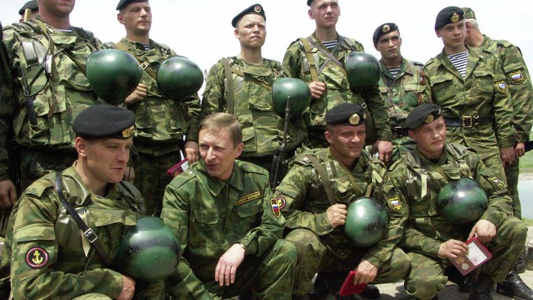 Министр обороны Сергей Иванов на полигоне Сергеевский с участниками учений Мобильность-2004 Министр обороны Сергей Иванов на полигоне Сергеевский с участниками учений Мобильность-2004