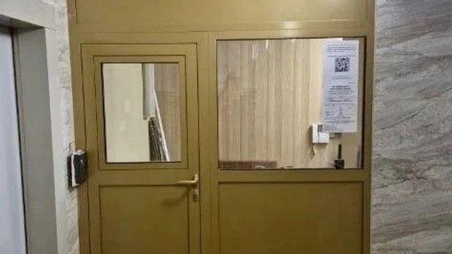 Незаконно установленная консьержная в подъезде дома в московском районе Дорогомилово
