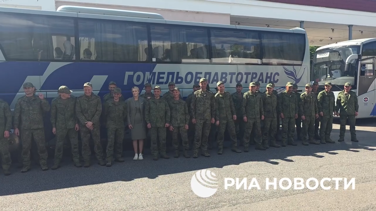 Возвращенные из плена военные перед отъездом в РФ прокричали Ура и Россия, вперед Возвращенные из плена военные перед отъездом в РФ прокричали Ура и Россия, вперед - РИА Новости, 1920, 26.06.2026