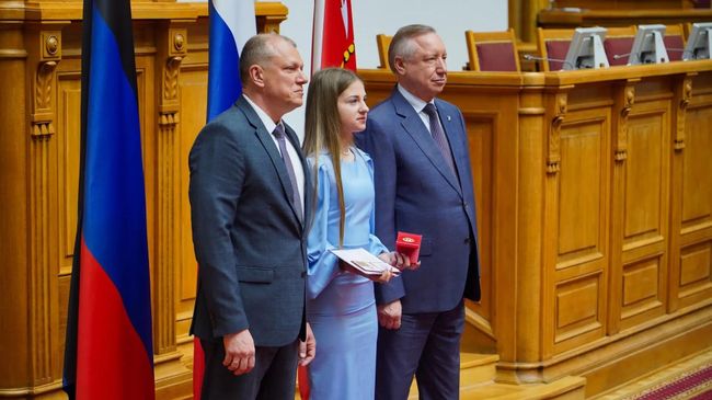 Церемония вручения выпускникам из Санкт-Петербурга и города-побратима Мариуполя медалей За особые успехи в учении