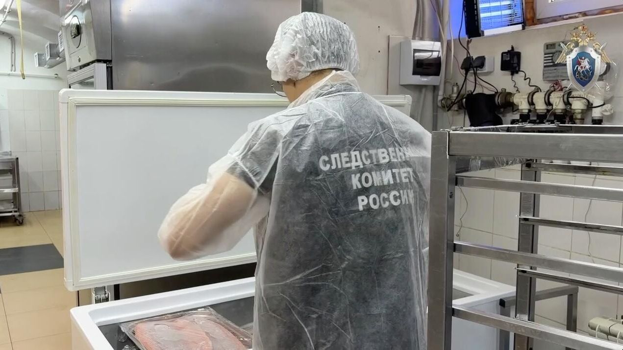 Работа СК РФ на месте происшествия, где произошло массовое отравление граждан в Астрахани Работа СК РФ на месте происшествия, где произошло массовое отравление граждан в Астрахани - РИА Новости, 1920, 27.06.2026