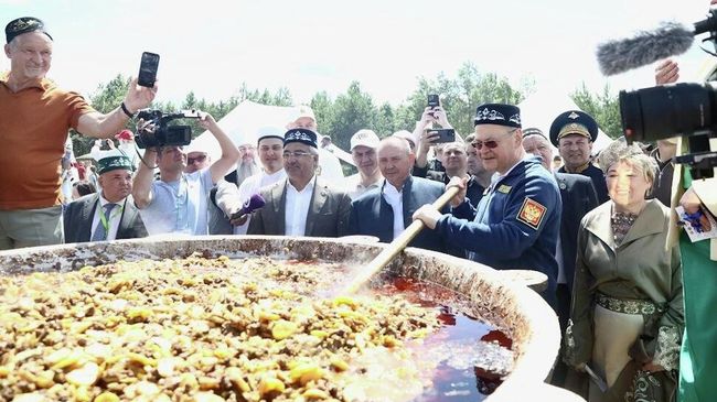 На Сабантуе в Пензенской области приготовили тысячу килограммов азу по‑татарски