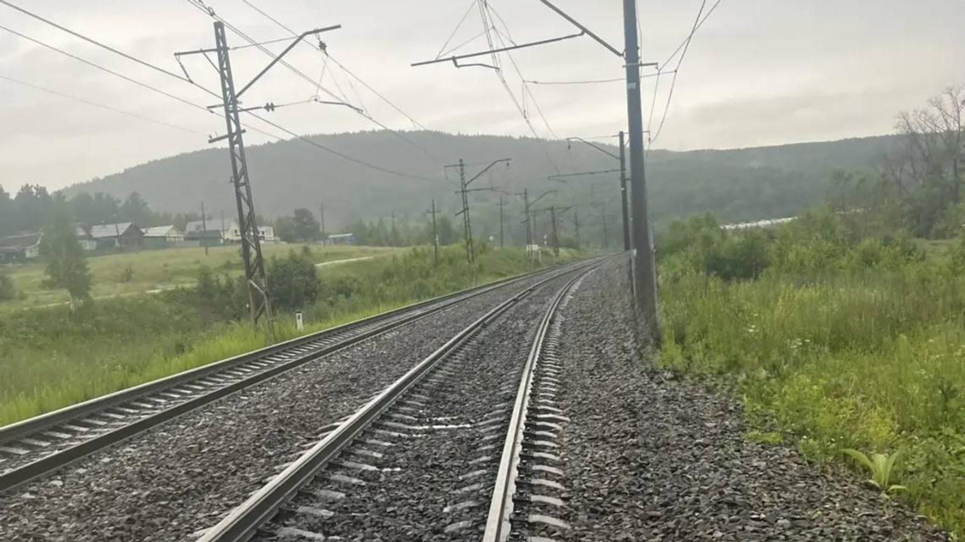 На месте происшествия, где грузовой поезд травмировал 2-х женщин в Челябинской области - РИА Новости, 1920, 27.06.2026