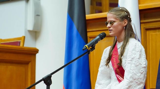 Церемония вручения аттестатов выпускникам из Санкт-Петербурга и города-побратима Мариуполя в Таврическом дворце