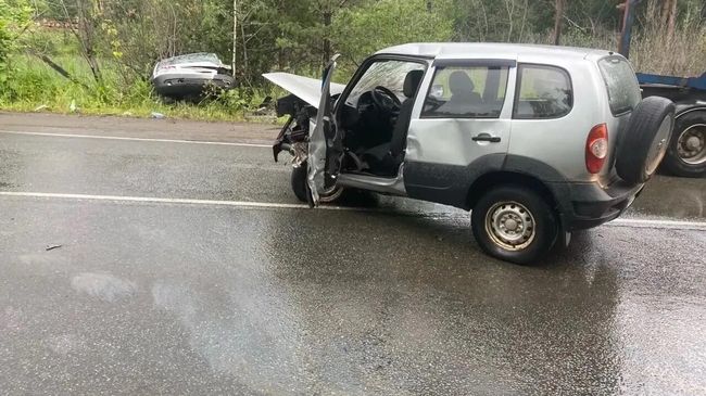 Последствия столкновения двух автомобилей в Челябинской области