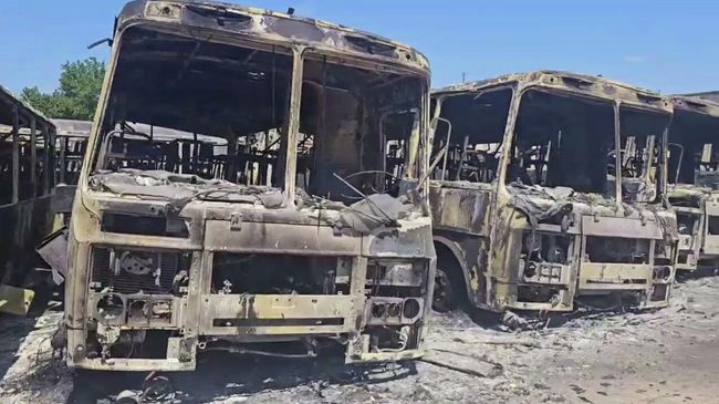 Последствия удара ВСУ автобусному парку в Скадовске