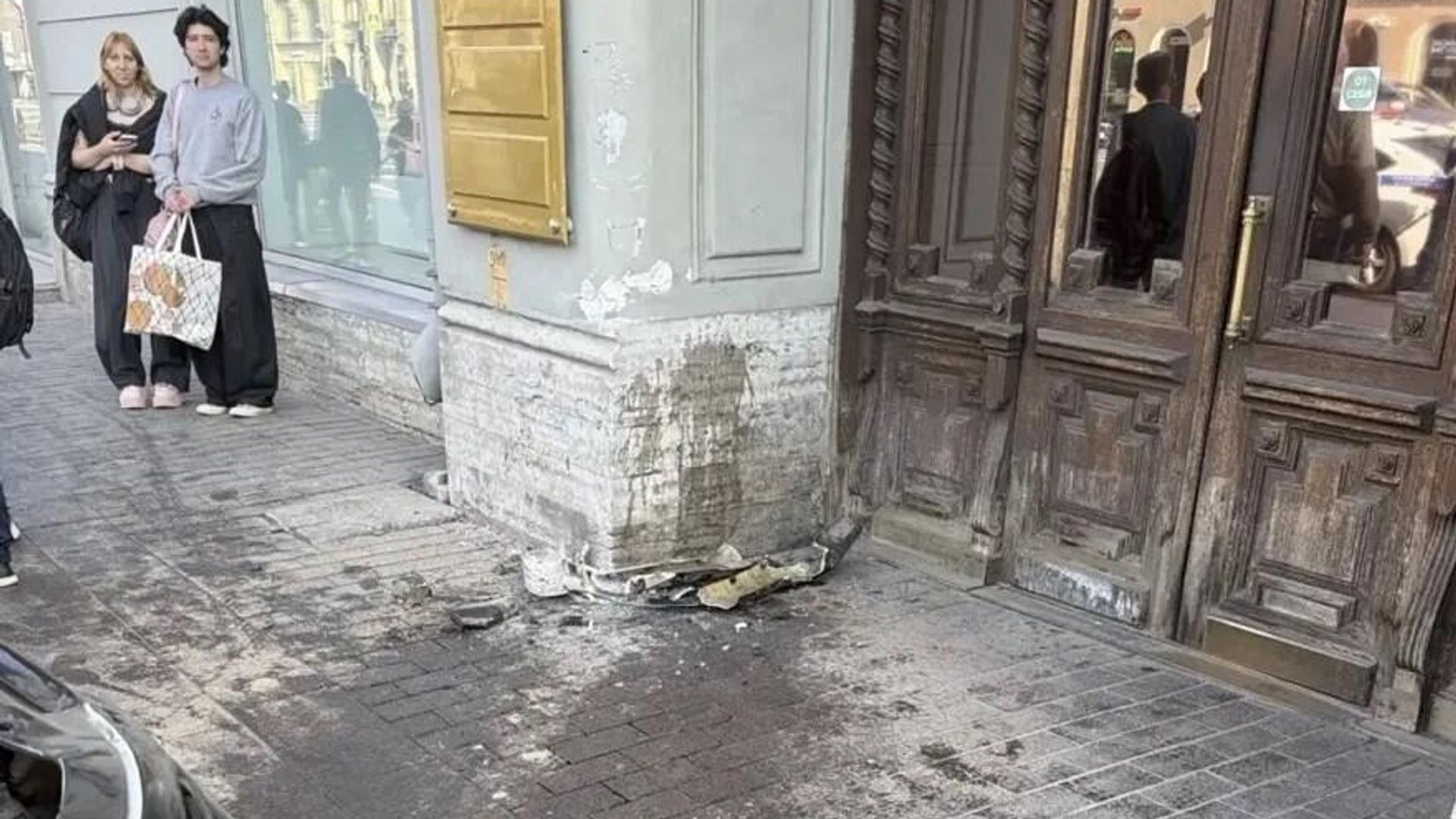 Нетрезвый водитель иномарки въехал в стену здания на Невском проспекте в историческом центре Санкт-Петербурга - РИА Новости, 1920, 28.06.2026