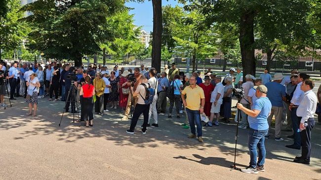 Протест у здания парламента в Кишиневе против налоговой политики PAS