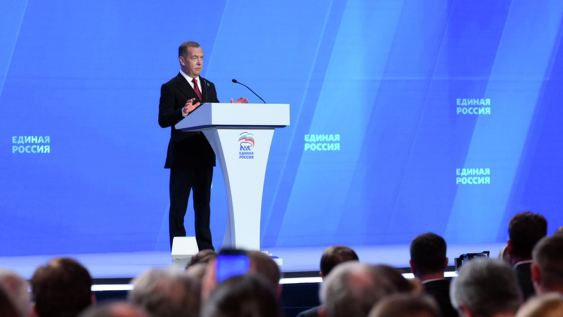 Заместитель председателя Совета безопасности РФ, председатель партии Единая Россия Дмитрий Медведев выступает на XXIII съезде партии Единая Россия в Москве Заместитель председателя Совета безопасности РФ, председатель партии Единая Россия Дмитрий Медведев выступает на XXIII съезде партии Единая Россия в Москве - РИА Новости, 1920, 28.06.2026