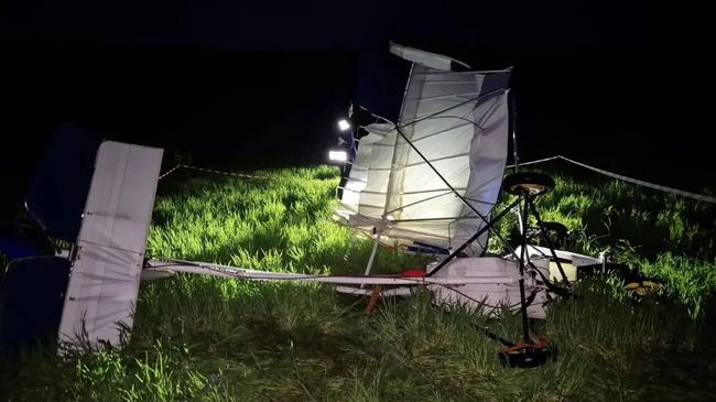 Последствия падения сверхлегкого самолета на аэродроме поселка Сельцо Ленинградской области