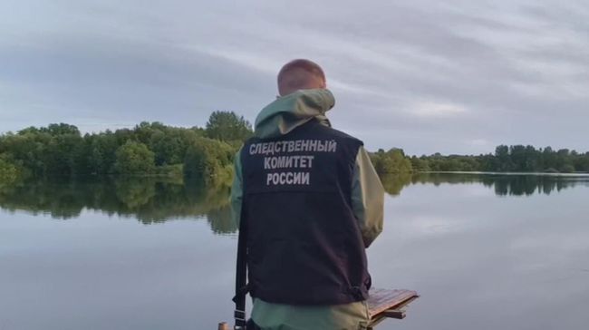 Сотрудник СК на месте происшествия на озере Андозеро в Архангельской области