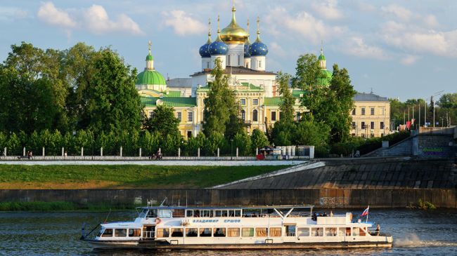 Императорский дворец на набережной реки Волги в Твери