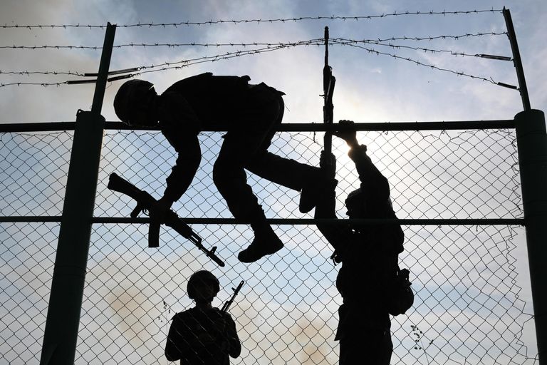 Испытания на право ношения крапового берета среди бойцов Росгвардии Испытания на право ношения крапового берета среди бойцов Росгвардии