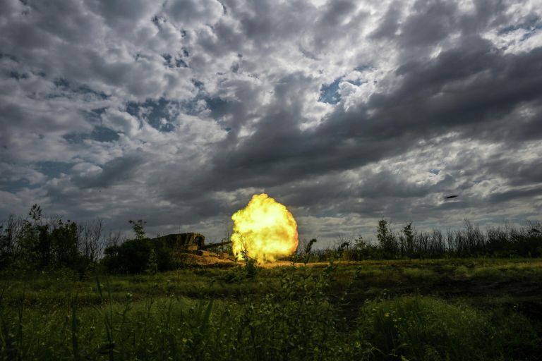 Танк Т-80БВМ ведет огонь в процессе боевой подготовки танкистов 25 армии группировки войск Запад в зоне проведения СВО Танк Т-80БВМ ведет огонь в процессе боевой подготовки танкистов 25 армии группировки войск Запад в зоне проведения СВО