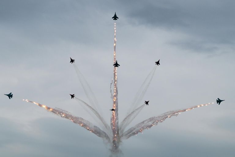 Истребители МиГ-29 и Су-30СМ пилотажных групп Русские витязи и Стрижи во время церемонии открытия Международного военно-морского салона (МВМС) Флот 2026 в Кронштадте Истребители МиГ-29 и Су-30СМ пилотажных групп Русские витязи и Стрижи во время церемонии открытия Международного военно-морского салона (МВМС) Флот 2026 в Кронштадте