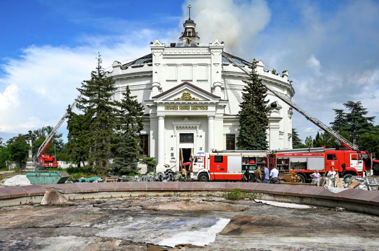На первом плане в чаше фонтана: обгоревшие фрагменты панорамы Оборона Севастополя 1854–1855 гг. На первом плане в чаше фонтана: обгоревшие фрагменты панорамы Оборона Севастополя 1854–1855 гг.