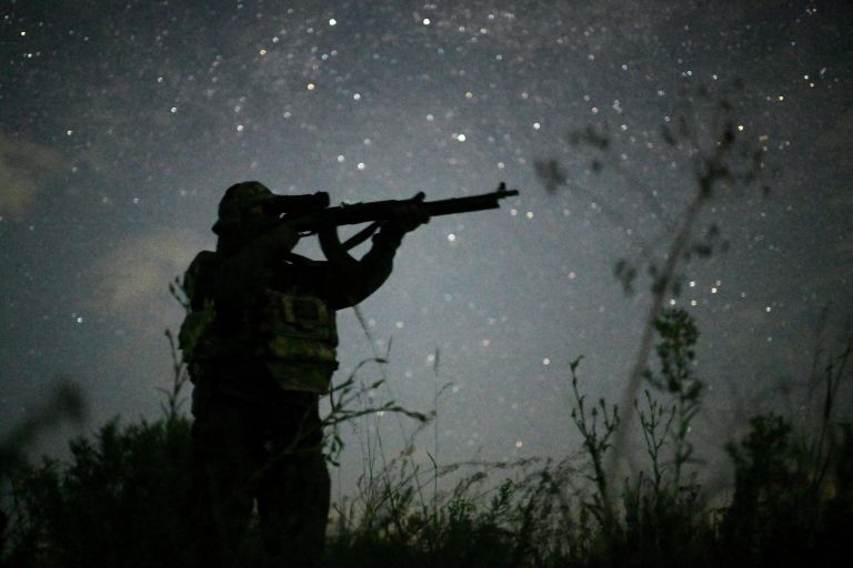 Доброволец мобильной огневой группы отряда Русь Добровольческого корпуса Южной группировки войск ВС РФ во время боевого дежурства в Луганской народной республике Доброволец мобильной огневой группы отряда Русь Добровольческого корпуса Южной группировки войск ВС РФ во время боевого дежурства в Луганской народной республике