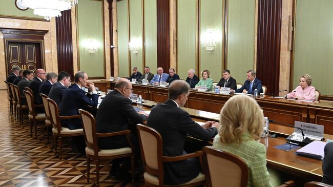 Председатель правительства РФ Михаил Мишустин и председатель Совета Федерации РФ Валентина Матвиенко во время встречи премьер-министра с членами Совета палаты Совета Федерации РФ