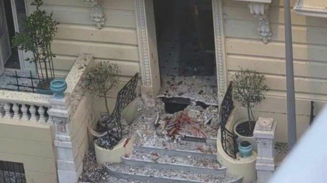 Поврежденный после взрыва вход в здание в Монако