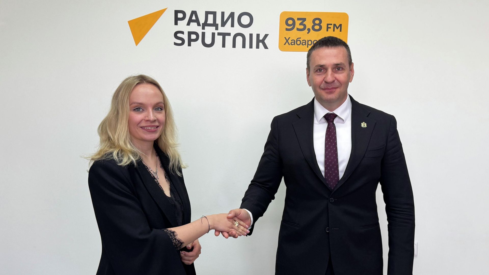 Губернатор Хабаровского края Дмитрий Демешин в студии радио Sputnik в Хабаровске Губернатор Хабаровского края Дмитрий Демешин в студии радио Sputnik в Хабаровске - РИА Новости, 1920, 30.06.2026
