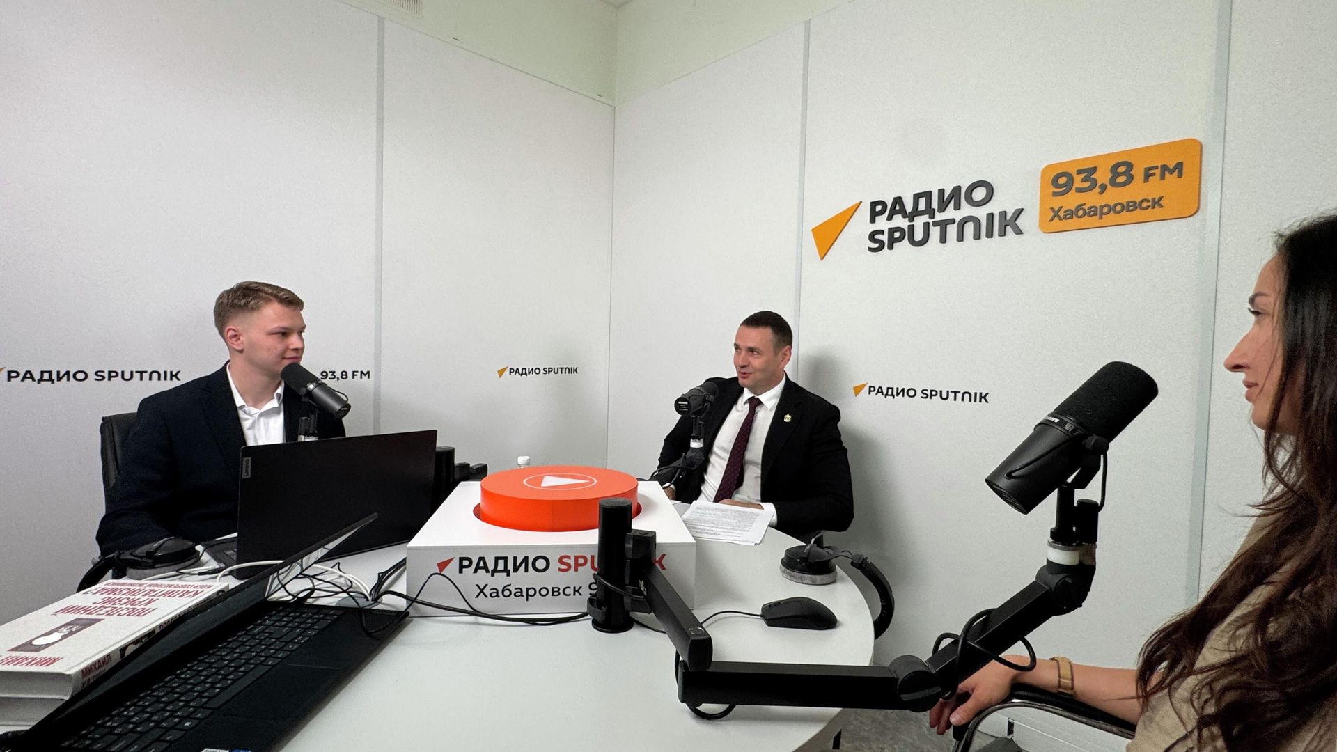 Губернатор Хабаровского края Дмитрий Демешин в студии радио Sputnik в Хабаровске Губернатор Хабаровского края Дмитрий Демешин в студии радио Sputnik в Хабаровске - РИА Новости, 1920, 30.06.2026