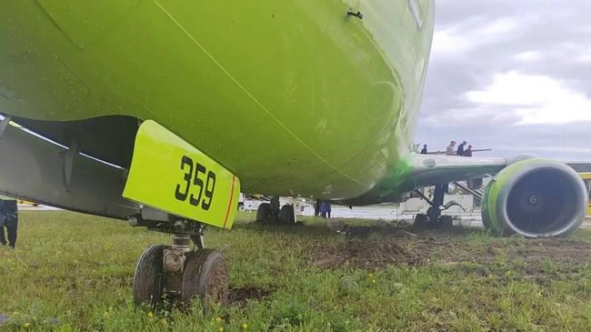 Самолет компании S7 Airlines выкатился за пределы взлетно-посадочной полосы в аэропорту Мирный в Якутии