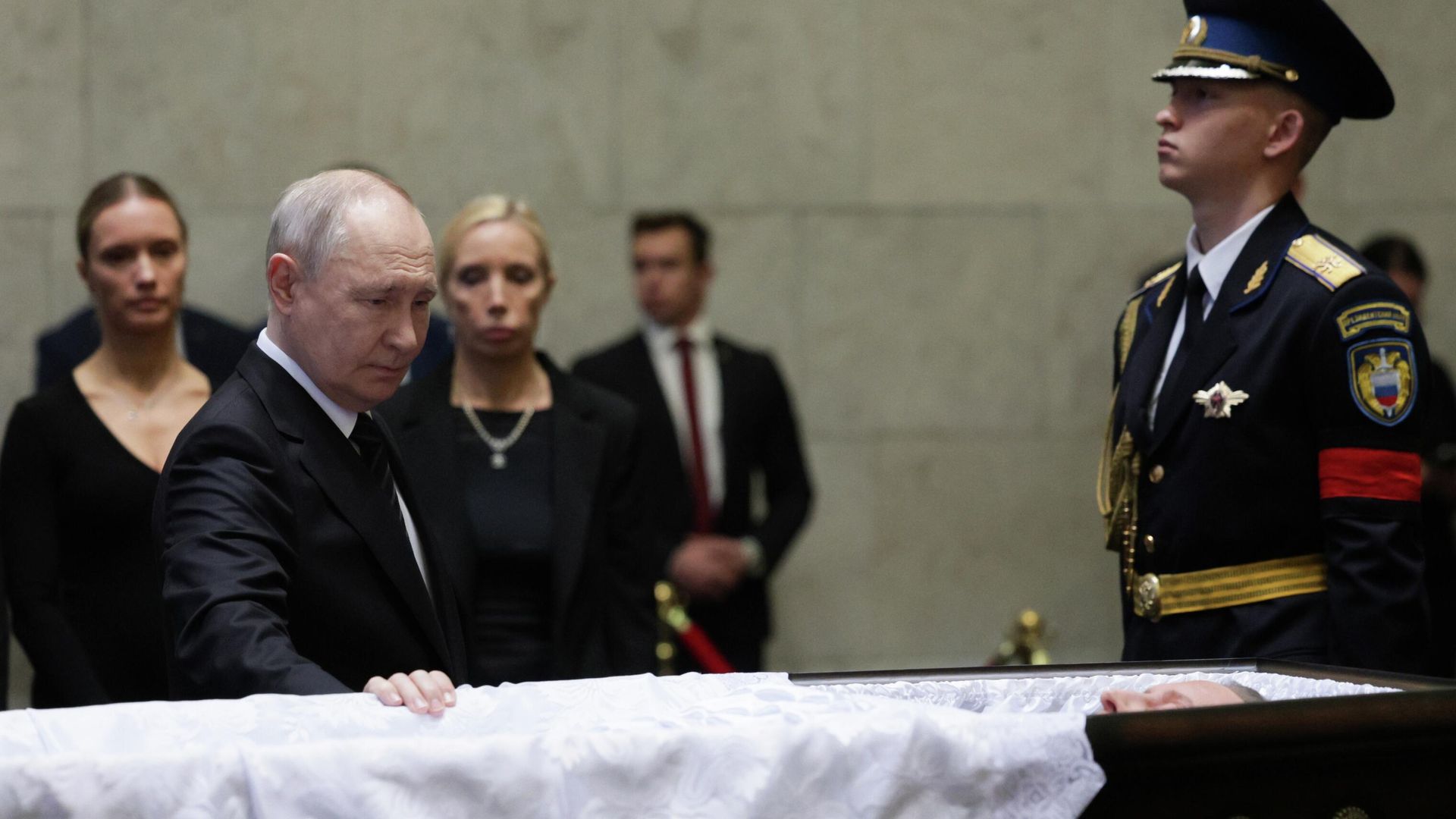 Президент РФ Владимир Путин во время прощания с бывшим министром обороны, спецпредставителем президента Сергеем Ивановым. 30 июня 2026 Президент РФ Владимир Путин во время прощания с бывшим министром обороны, спецпредставителем президента Сергеем Ивановым. 30 июня 2026 - РИА Новости, 1920, 30.06.2026