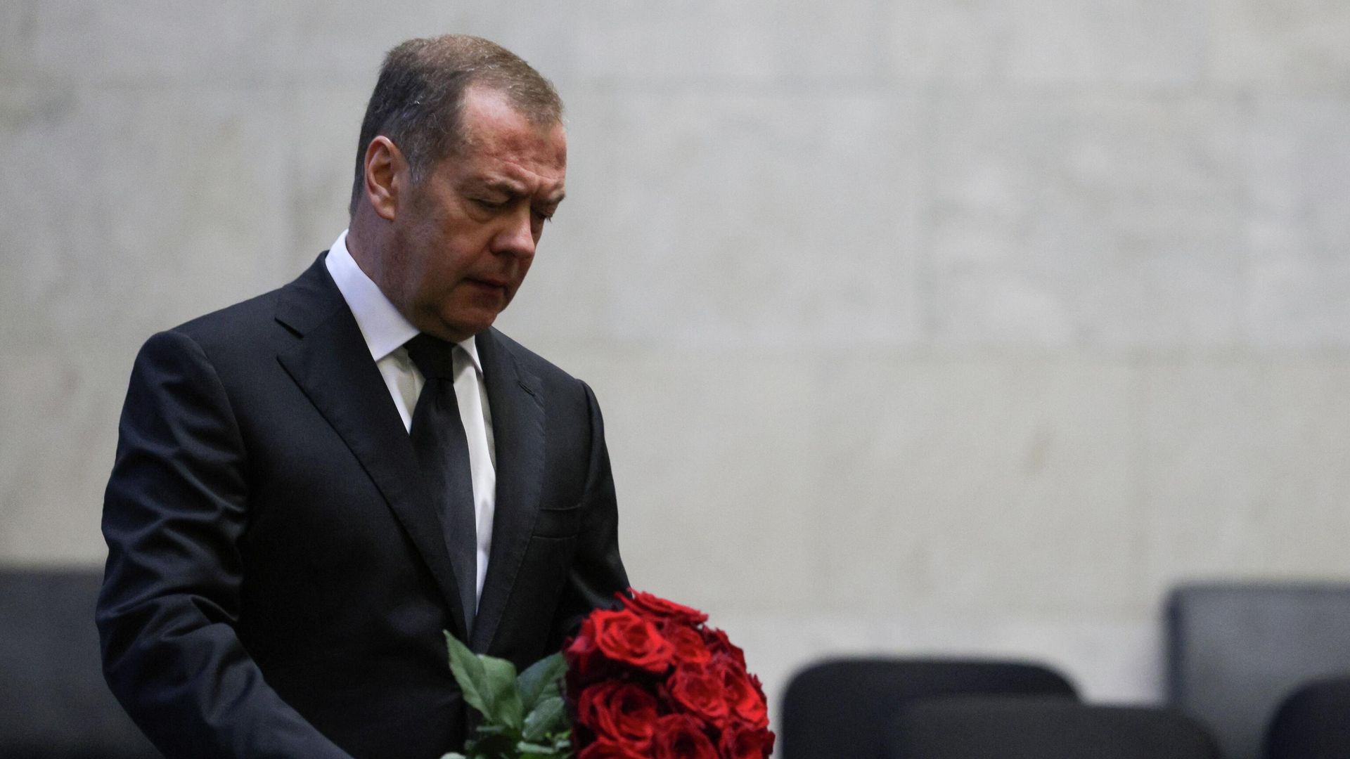 Заместитель председателя Совета безопасности РФ Дмитрий Медведев во время прощания с бывшим министром обороны РФ Сергеем Ивановым в Москве Заместитель председателя Совета безопасности РФ Дмитрий Медведев во время прощания с бывшим министром обороны РФ Сергеем Ивановым в Москве - РИА Новости, 1920, 30.06.2026