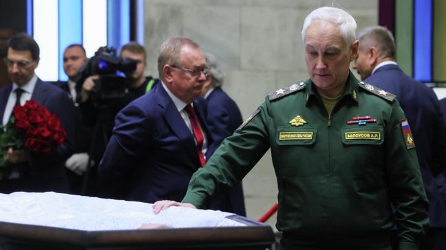 Министр обороны РФ Андрей Белоусов во время прощания с бывшим министром обороны РФ Сергеем Ивановым в Москве