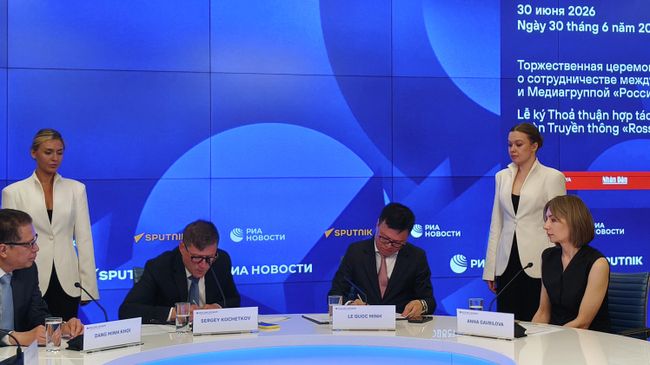 Подписание соглашения о сотрудничестве медиагруппы Россия сегодня и вьетнамской газеты Нянзан