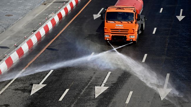 Полив дороги в Москве