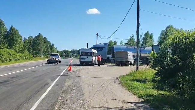 Последствия столкновения микроавтобуса с пассажирами и двух грузовиков в Нижегородской области