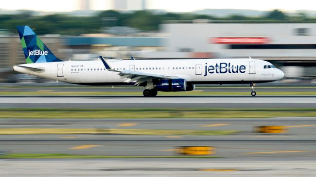 Самолет авиакомпании JetBlue приземляется в аэропорту Нью-Йорка