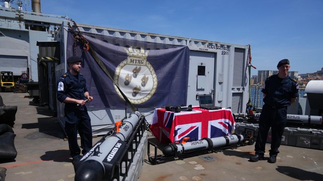 Военнослужащие Королевского военно-морского флота Великобритании осматривают беспилотные аппараты