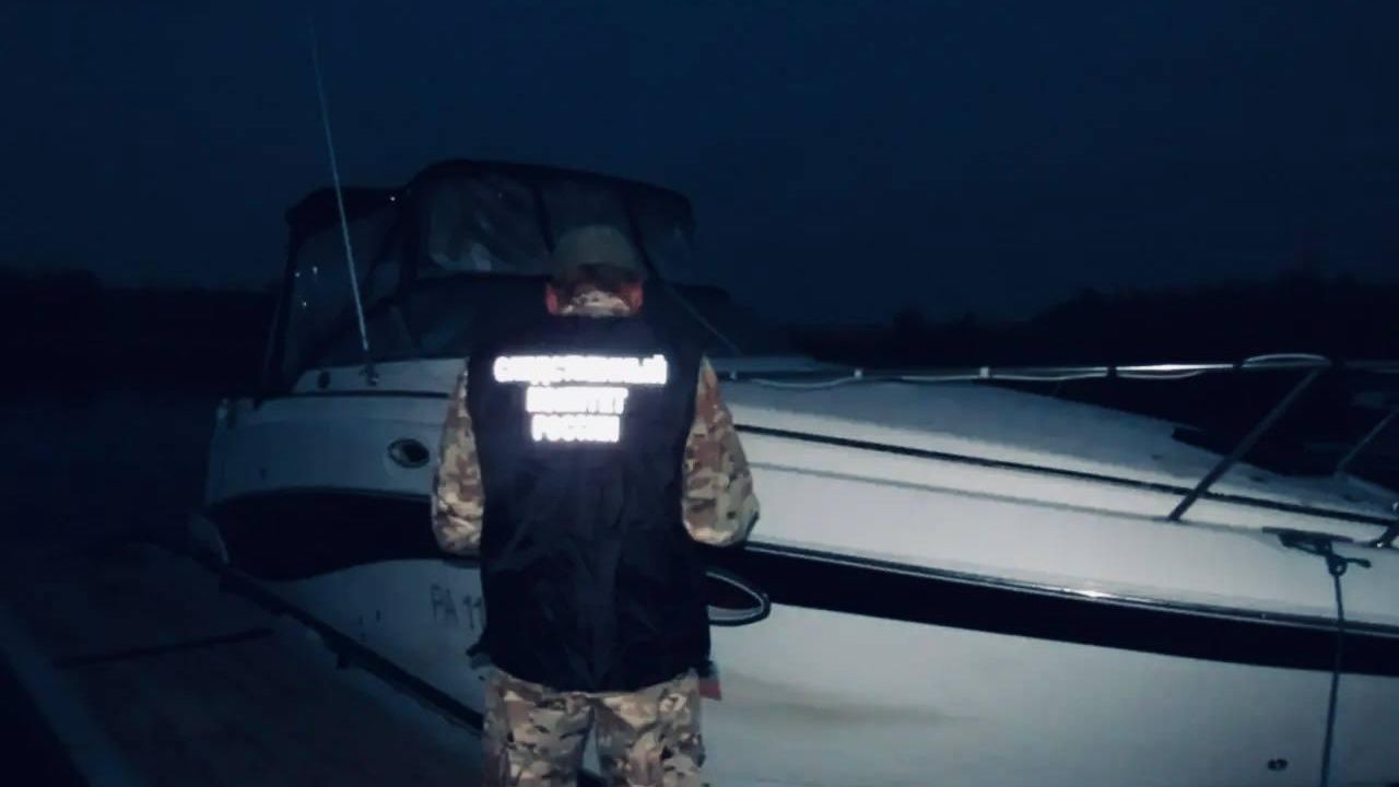 Работа СК РФ на месте столкновения катера с береговой линией на протоке реки Лена в Якутске Работа СК РФ на месте столкновения катера с береговой линией на протоке реки Лена в Якутске - РИА Новости, 1920, 01.07.2026