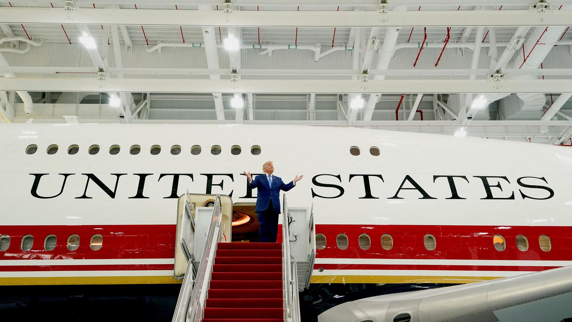 Президент США Дональд Трамп во время осмотра самолета VC-25B, подаренного Катаром Президент США Дональд Трамп во время осмотра самолета VC-25B, подаренного Катаром - РИА Новости, 1920, 01.07.2026