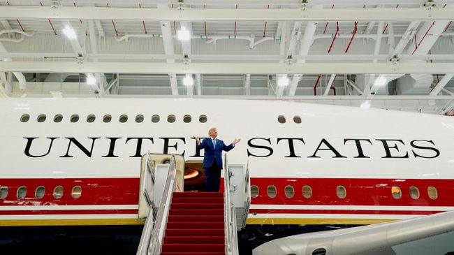 Президент США Дональд Трамп во время осмотра самолета VC-25B, подаренного Катаром