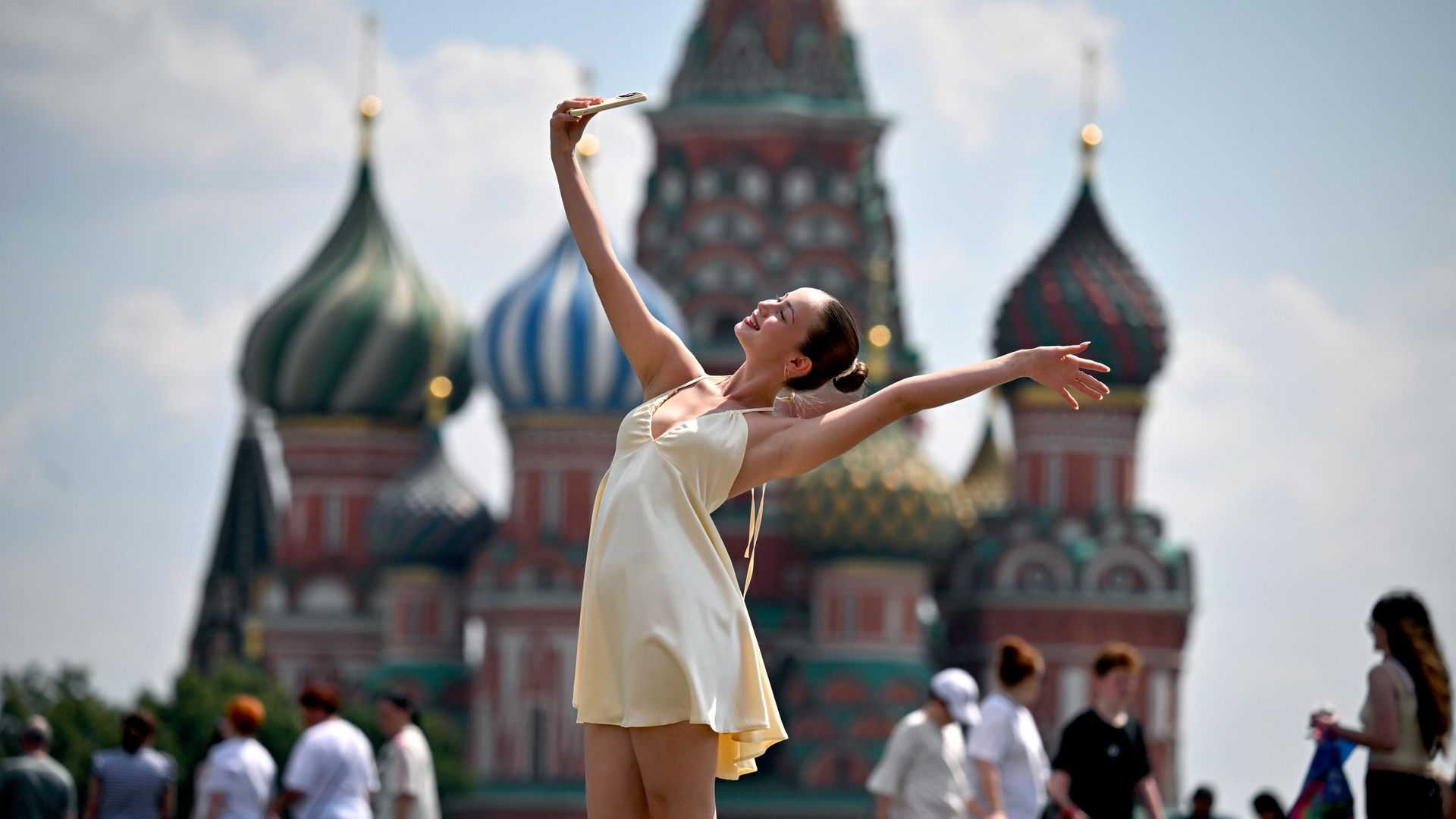 Девушка на Красной площади в Москве Девушка на Красной площади в Москве - РИА Новости, 1920, 29.07.2026