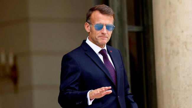 Президент Франции Эммануэль Макрон в солнцезащитных очках в Париже. 1 июля 2026 