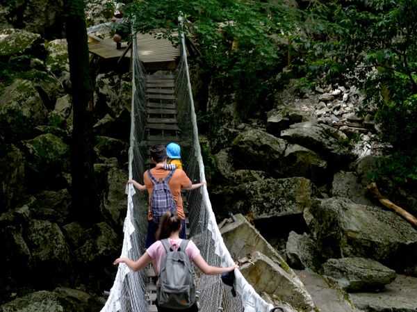 Туристы на территории обустроенного природного комплекса Агурское ущелье и водопады в Хостинском районе города Сочи Туристы на территории обустроенного природного комплекса Агурское ущелье и водопады в Хостинском районе города Сочи