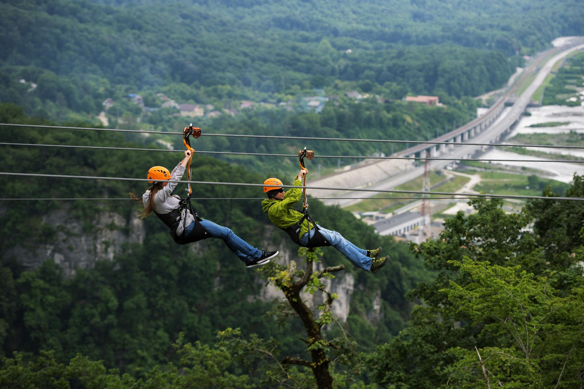 Отдыхающие катаются на аттракционе ZipLine в Скайпарке в Сочи Отдыхающие катаются на аттракционе ZipLine в Скайпарке в Сочи