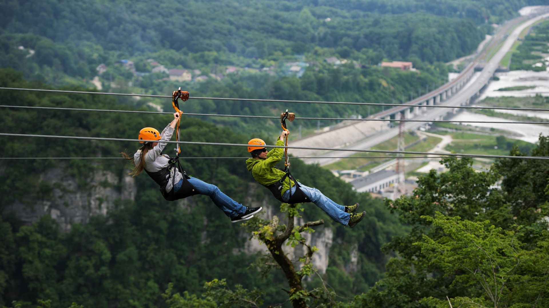 Отдыхающие катаются на аттракционе ZipLine - РИА Новости, 1920, 17.07.2026