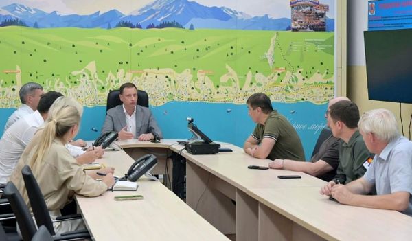 Глава города Сочи Андрей Прошунин (в центре) проводит совещание оперштаба по координации работ по обеспечению безопасности жителей и туристов во время угрозы БПЛА в Сочи (август 2025 год). Глава города Сочи Андрей Прошунин (в центре) проводит совещание оперштаба по координации работ по обеспечению безопасности жителей и туристов во время угрозы БПЛА в Сочи (август 2025 год).