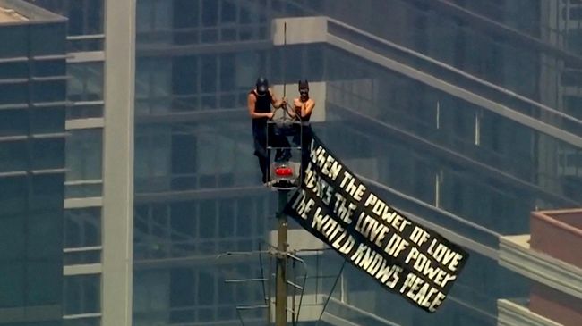 Российские руферы забрались на Empire State Building в Нью-Йорке