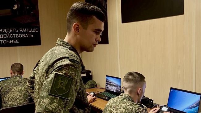 Инструктор БпС с позывным Задира обучает курсантов работе с с БПЛА в симуляторе