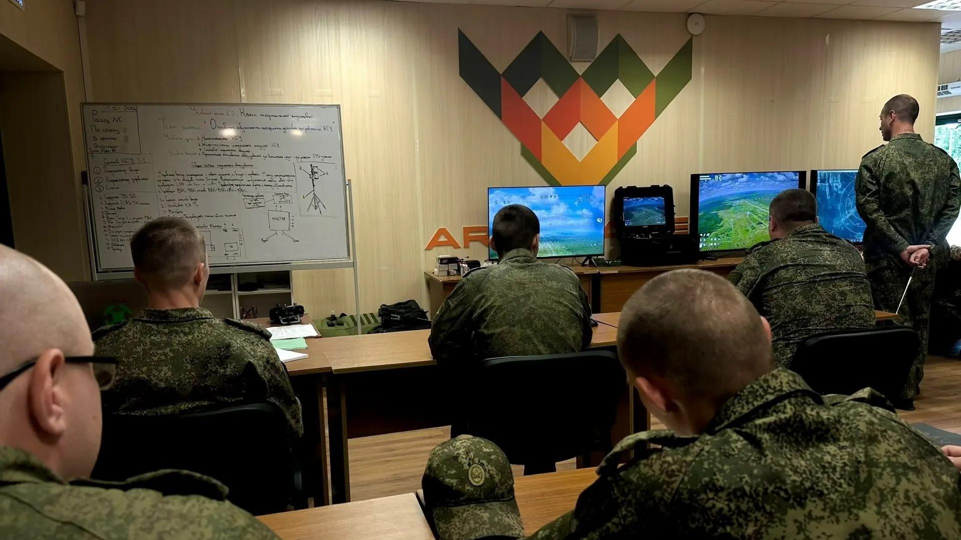 Инструктор с позывным Соловей учит управлять курсантов дроном Инструктор с позывным Соловей учит управлять курсантов дроном - РИА Новости, 1920, 02.07.2026
