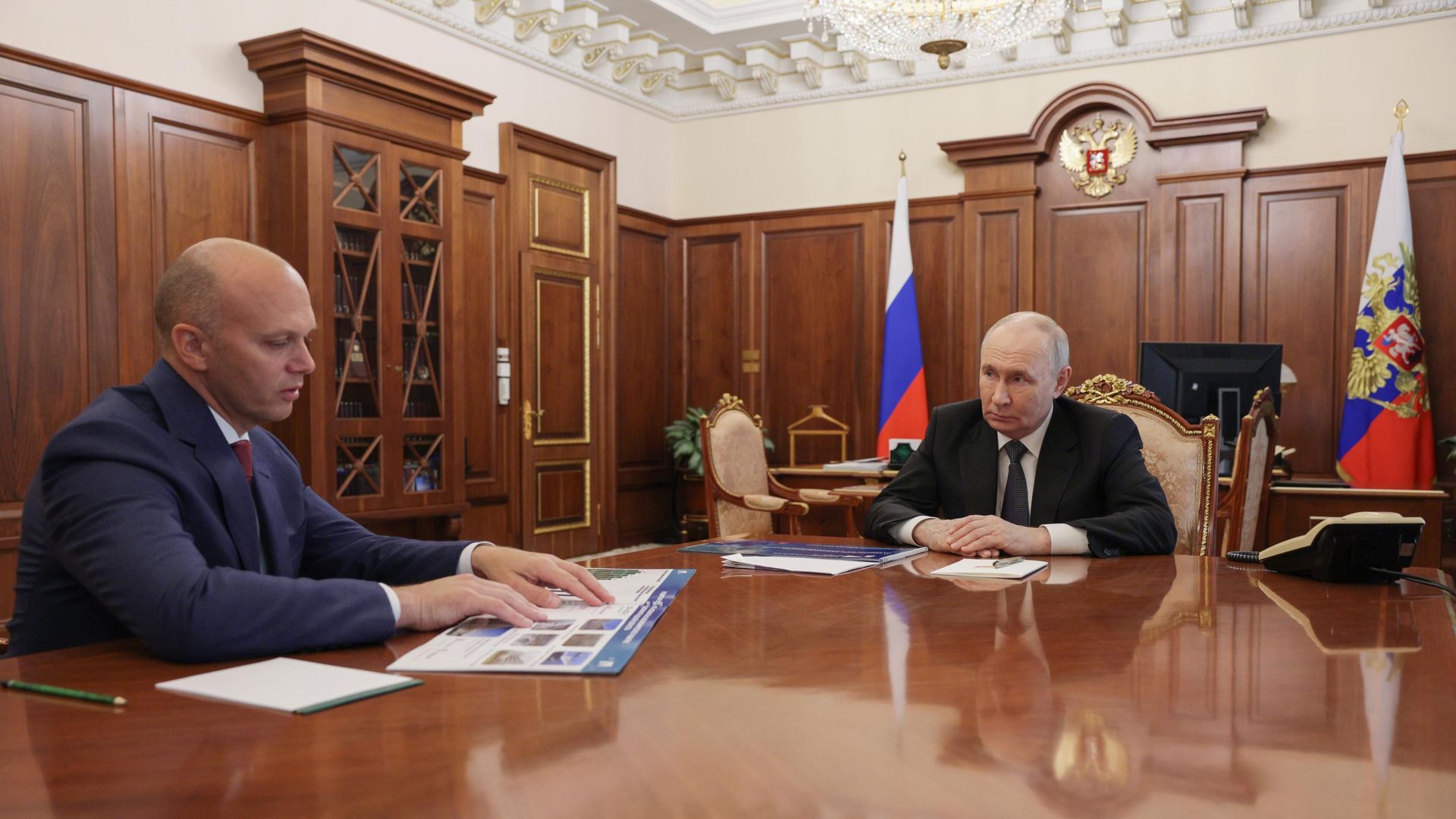 Президент России Владимир Путин и губернатор Калининградской области Алексей Беспрозванных во время встречи в Москве Президент России Владимир Путин и губернатор Калининградской области Алексей Беспрозванных во время встречи в Москве - РИА Новости, 1920, 02.07.2026